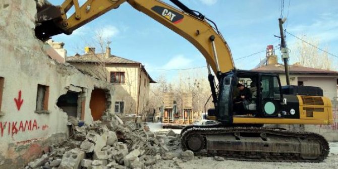 Erciş'te, 132 metruk bina yıkıldı