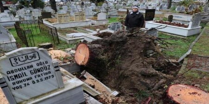 Fırtına mezarlara zarar verdi