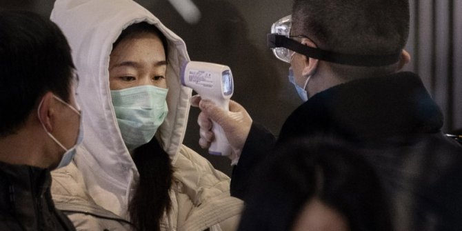 Pekin'de maske takmayana gözaltı geliyor