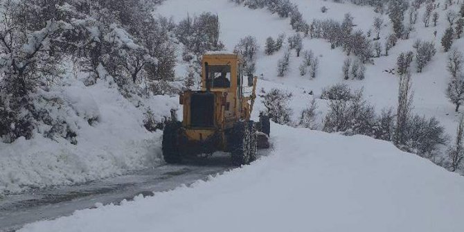 Köy yolları kardan kapandı