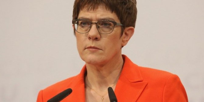 Almanya'da Merkel'in halefi istifa etti