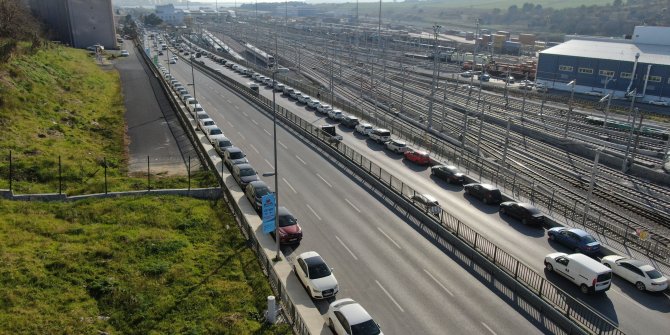 Marmaray çevresine yüzlerce araç park etti