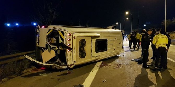 Kocaeli'de minibüs devrildi:10 yaralı