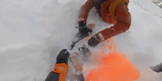 Çığ altında kalan kayakçılar kurtarıldı