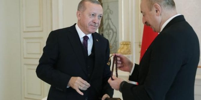 Erdoğan, Aliyev’e tespih hediye etti
