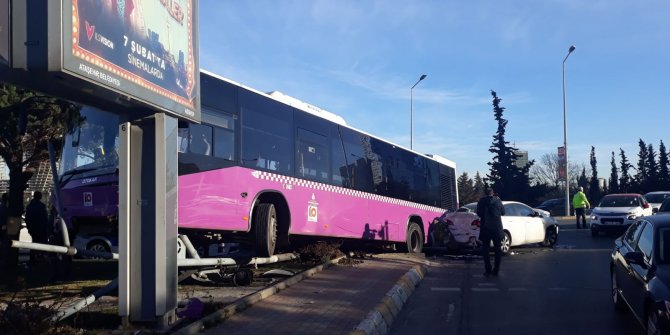 Halk otobüsü kaza yaptı