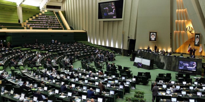 İran'da parlamento askıya alındı