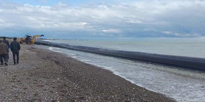 200 metrelik plastik boru kıyıya vurdu