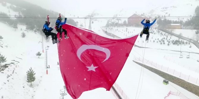 Palandöken'in zirvesine dev Türk bayrağı