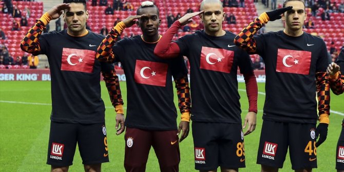 Galatasaraylı futbolculardan asker selamı