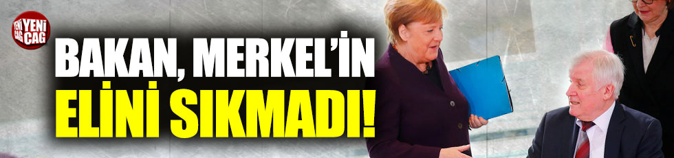Almanya İçişleri Bakanı Seehofer, Merkel'in elini sıkmadı