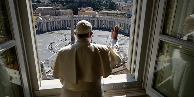 Ölüm korkusu Vatikan'ı boşalttı
