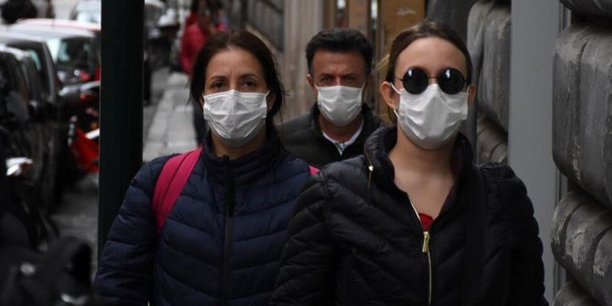 Hollanda, Çin'den ithal ettiği maskeleri toplatıyor