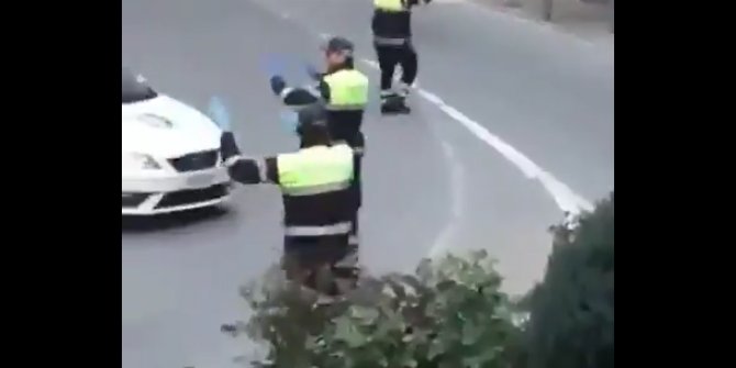 Sokak ortasında dans eden polisler gündem oldu