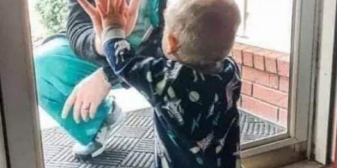Virüsten ölen doktor çocuğuna dokunamayıp camdan vedalaştı