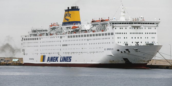 Yunanistan'ın Pire Limanı'ndaki gemideki 65 Türkün testi pozitif çıktı