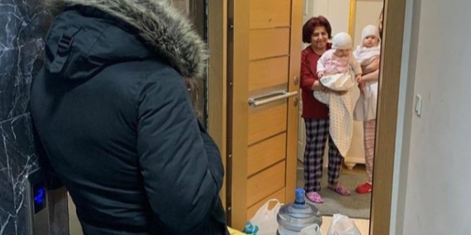 Yürek burkan fotoğraf: Doktor babanın çocuklarına uzaktan bakışı