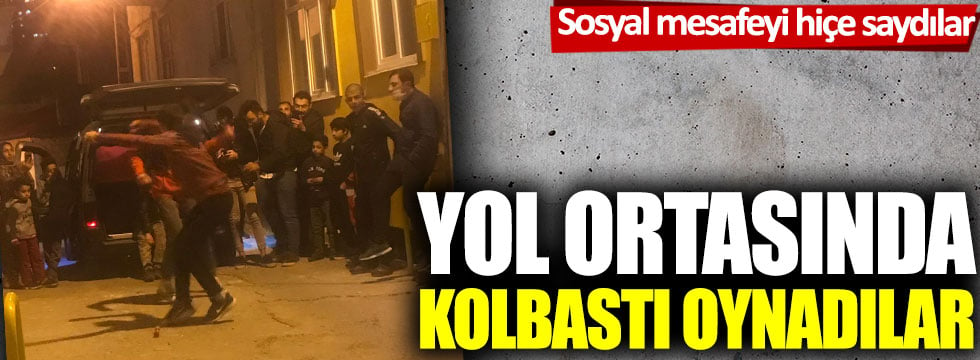 Sosyal mesafeyi hiçe saydılar: Yol ortasında kolbastı oynadılar