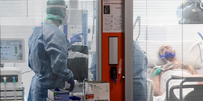 İngiltere'de korona virüsten son 24 saatte 596 ölüm