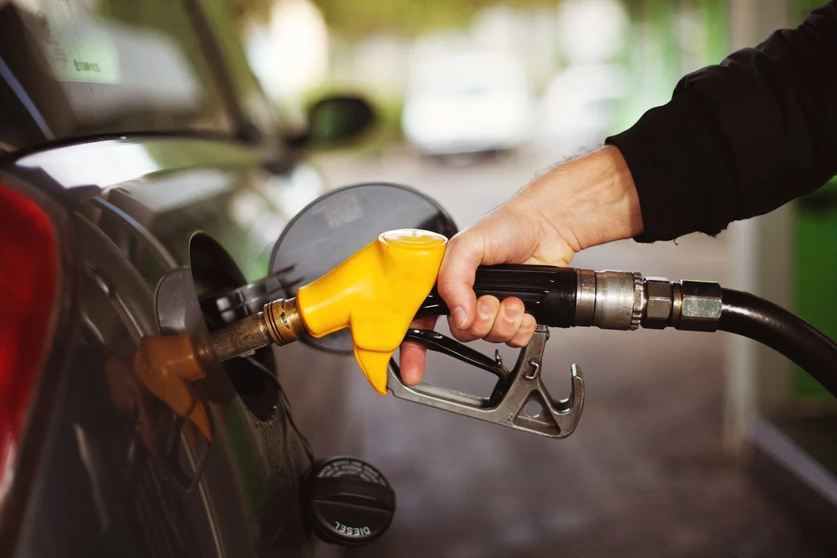 Petrol fiyatları dünyada düşüyor biz de yükseliyor