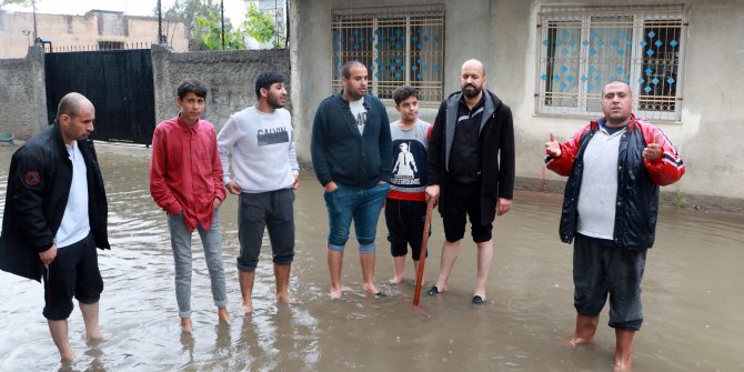 Adana’da sağanak, sokakları sular altında bıraktı