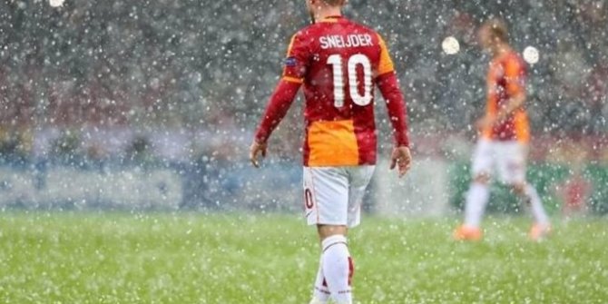 Wesley Sneijder'in jübilesine korona engeli