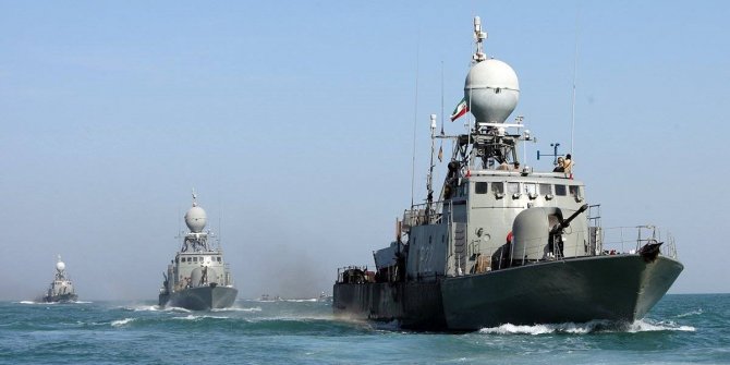 İran Ordusu tatbikatta kendi gemisini vurdu