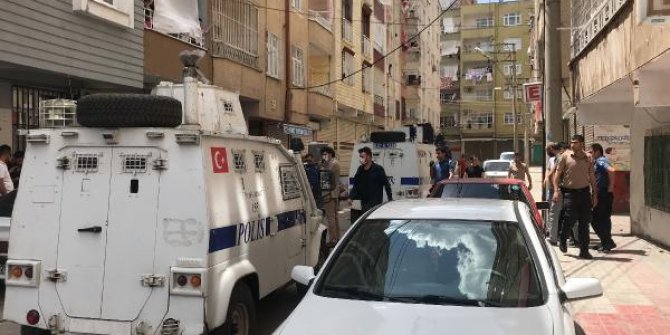 Diyarbakır'da polis ekibine saksı attılar!