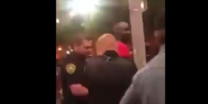 Irkçı ABD polisi gösterici yerine FBI ajanını gözaltına aldı