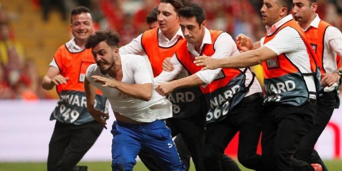 Beşiktaş Vodafone Park’ta sahaya atlayan Youtuber şokta: İngilizce küfüre Türkçe ceza!