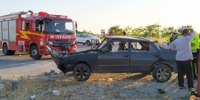 Denizli'de otomobiller çarpıştı: Baba ve 2 oğlu yaralı