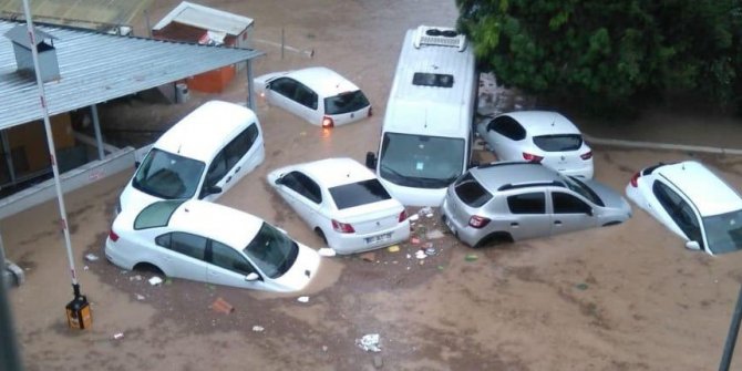 Adana'da sel ve hortum kabus yaşattı