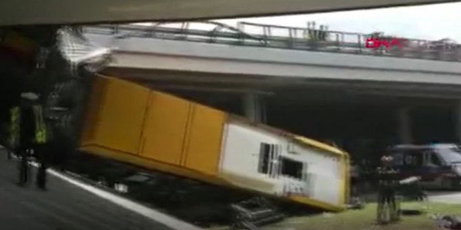 Yolcu otobüsü köprüden uçtu 