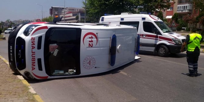 Ambulans otomobille çarpıştı: 6 yaralı