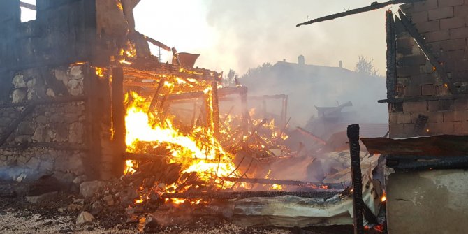 Karabük'te evler cayır cayır yandı