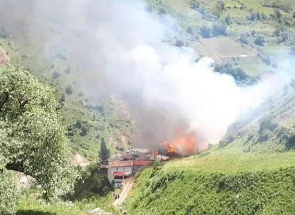 Artvin'de köy evleri yanıyor