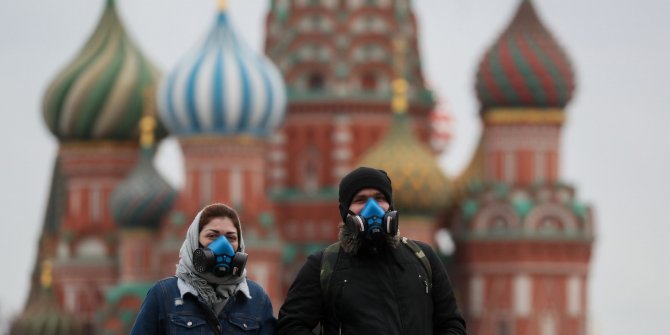 Moskova'da açık alanda maske takma zorunluluğu kaldırılacak