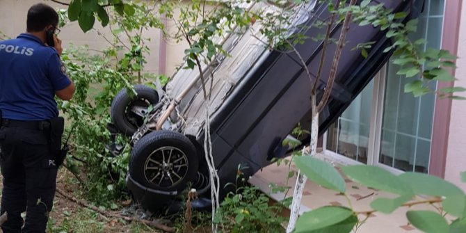Sürücüsüz otomobil evin bahçesine uçtu   