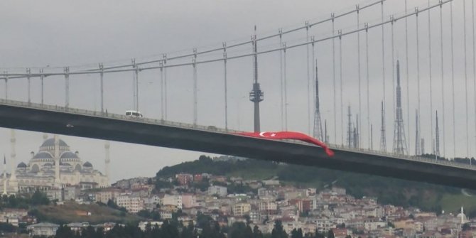 Köprüye dev Türk bayrağı