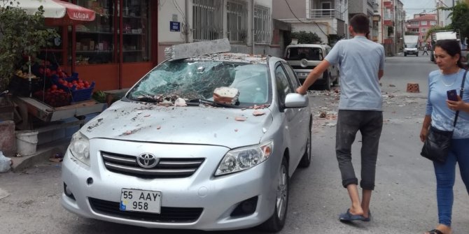 Samsun'da balkon çöktü, araç hasar gördü