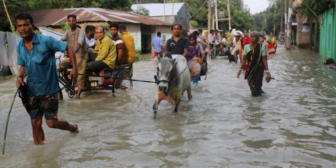 Sel Bangladeş'i yuttu: 55 ölü