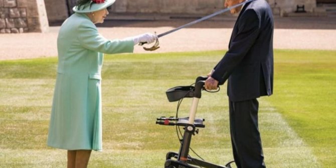 Kraliçe Elizabeth, 100 yaşındaki yüzbaşını babasının kılıcıyla şövalye ilan etti