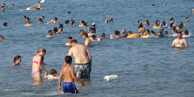 Mersin'de aşırı sıcaklar bunalttı, vatandaşlar denize koştu: Bu hastalıkları olanlar dikkat!