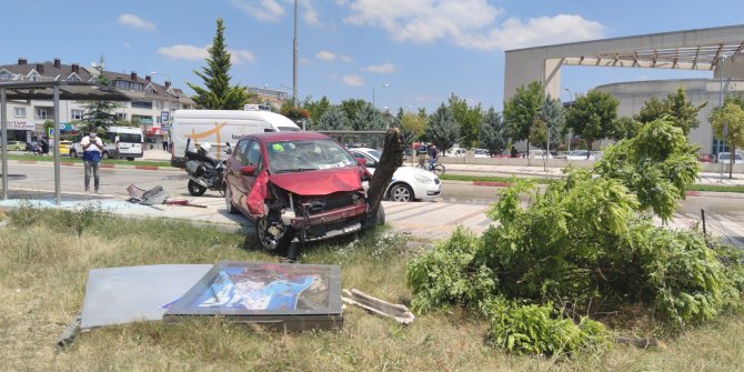 Bursa'da otomobil durağa girdi: 2 yaralı