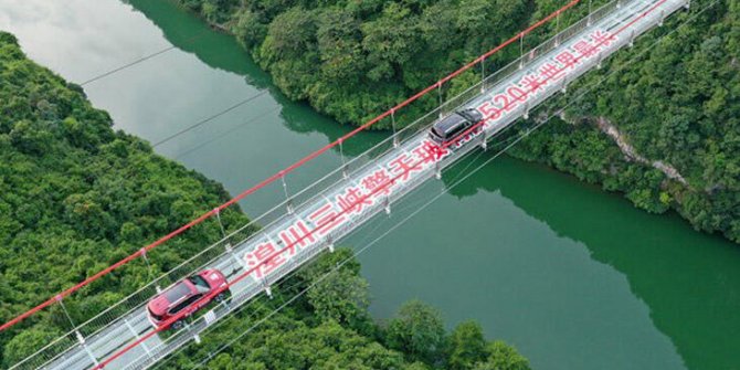 Dünyanın en uzun cam köprüsü açıldı