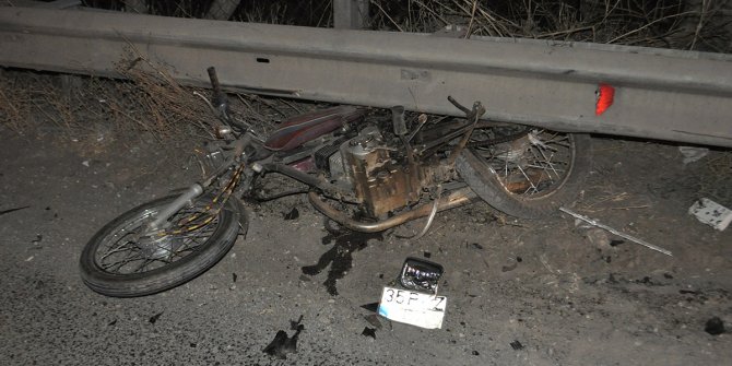 Otomobille çarpışan motosiklet sürücüsünün bacağı koptu