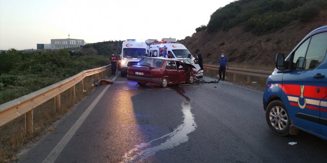 Kocaeli'de iki otomobil çarpıştı: 6 yaralı