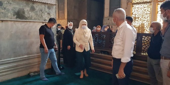 Meral Akşener Ayasofya'da Alparslan'a, Fatih'e ve Atatürk'e dua etti