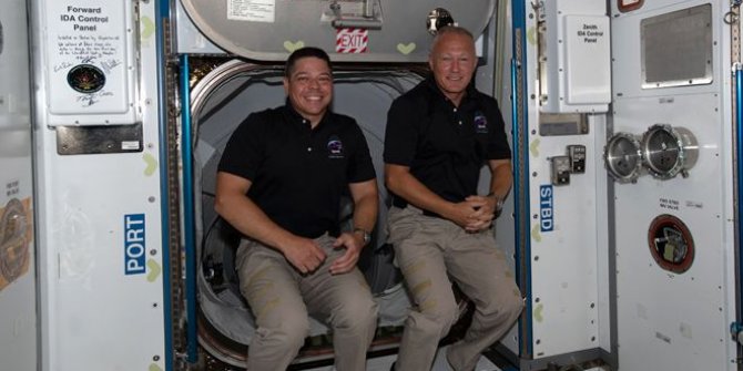 ABD'li astronotlar Space X aracıyla dünyaya döndü