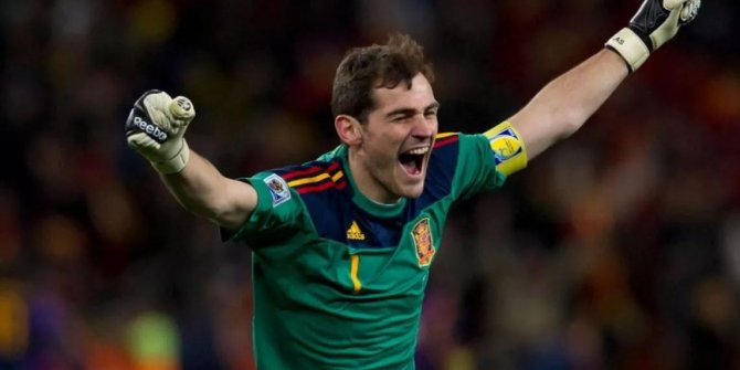Iker Casillas, futbolu bıraktığını açıkladı
